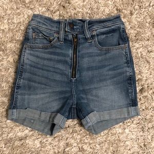 Hollister Ultra High-Rise Short 3” size 00